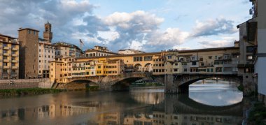 İtalya. Floransa. Akşam manzaralı Ponte Vecchio Köprüsü ve Arno Nehri.