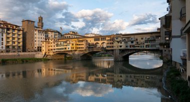 İtalya. Floransa. Akşam manzaralı Ponte Vecchio Köprüsü ve Arno Nehri.