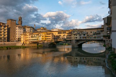 İtalya. Floransa. Akşam manzaralı Ponte Vecchio Köprüsü ve Arno Nehri.