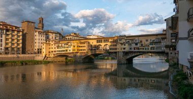 İtalya. Floransa. Akşam manzaralı Ponte Vecchio Köprüsü ve Arno Nehri.