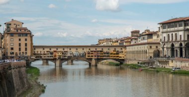 İtalya. Floransa. Ponte Vecchio köprüsü ve Arno nehri manzarası.