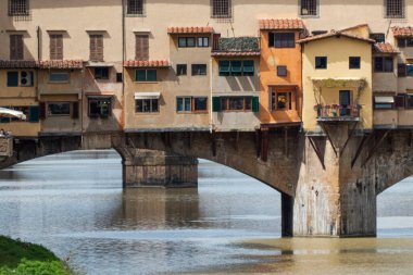 İtalya. Floransa. Ponte Vecchio köprüsü ve Arno nehri manzarası.