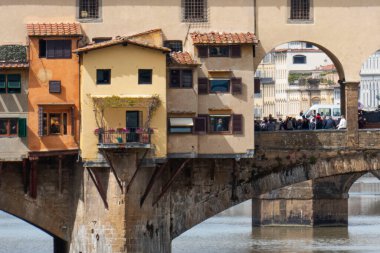 İtalya. Floransa. Ponte Vecchio köprüsü ve Arno nehri manzarası.