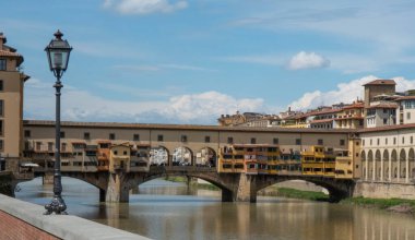 İtalya. Floransa. Ponte Vecchio köprüsü ve Arno nehri manzarası.