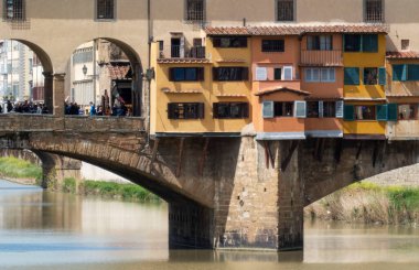 İtalya. Floransa. Ponte Vecchio köprüsü ve Arno nehri manzarası.