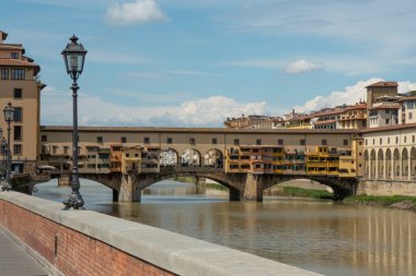 İtalya. Floransa. Ponte Vecchio köprüsü ve Arno nehri manzarası.