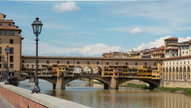 İtalya. Floransa. Ponte Vecchio köprüsü ve Arno nehri manzarası.