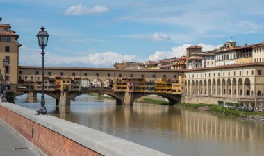 İtalya. Floransa. Ponte Vecchio köprüsü ve Arno nehri manzarası.