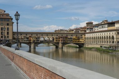 İtalya. Floransa. Ponte Vecchio köprüsü ve Arno nehri manzarası.