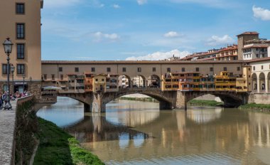 10.04.2019. İtalya. Floransa. Ponte Vecchio köprüsü ve Arno nehri manzarası.