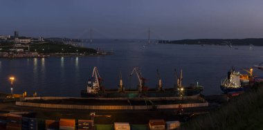 23.09.2020 Rusya. Primorye. Vladivostok 'un akşam manzarası.