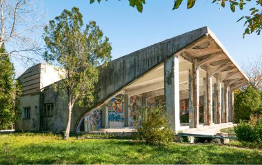 - Rusya. Dzhubga. Sahil bölgesinde terk edilmiş bir bina..