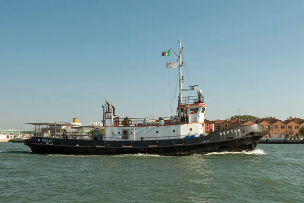 2019 Italy Venice Tugboat Venetian Lagoon — Stock Photo, Image