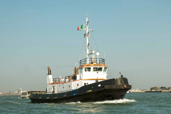 Italië Venetië Sleepboot Venetiaanse Lagune — Stockfoto