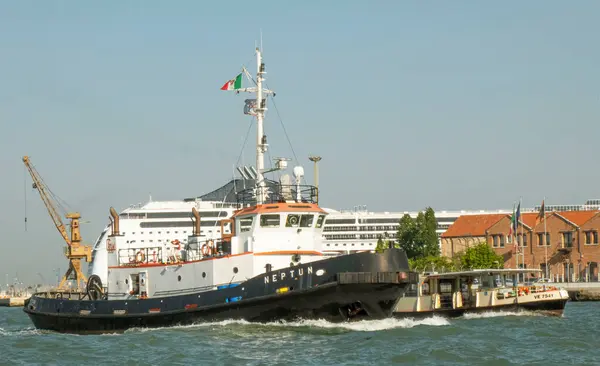 2019 Italië Venetië Sleepboot Venetiaanse Lagune — Stockfoto
