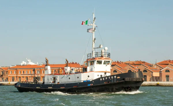 2019 Italy Venice Tugboat Venetian Lagoon — Stock Photo, Image