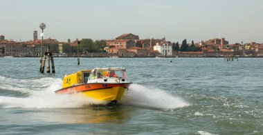 21.04.2019. İtalya. Venedik. Venedik lagünündeki ambulans..