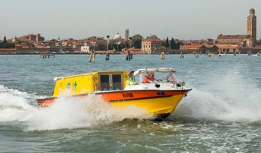 21.04.2019. İtalya. Venedik. Venedik lagünündeki ambulans..