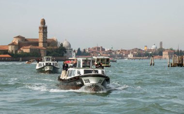21.04.2019. İtalya. Venedik. Murano adasının yakınındaki gölde Vaporetto.