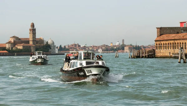 2019 イタリアだ ヴェネツィア ムラーノ島の近くのラグーンのヴァポレット — ストック写真