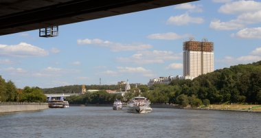 Moskova. Merkezi. Nehirden Moskova görüntülemek.