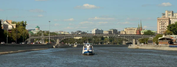 В Москве. Центр. Вид на Москву-реку . — стоковое фото
