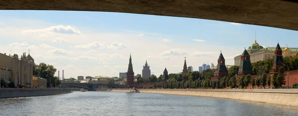 В Москве. Центр. Вид на Москву-реку . — стоковое фото