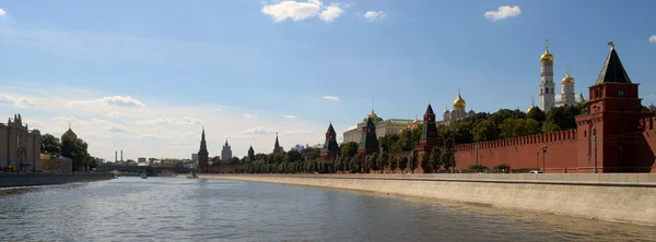 Moskou. Centrum. Uitzicht vanaf de rivier Moskou. — Stockfoto