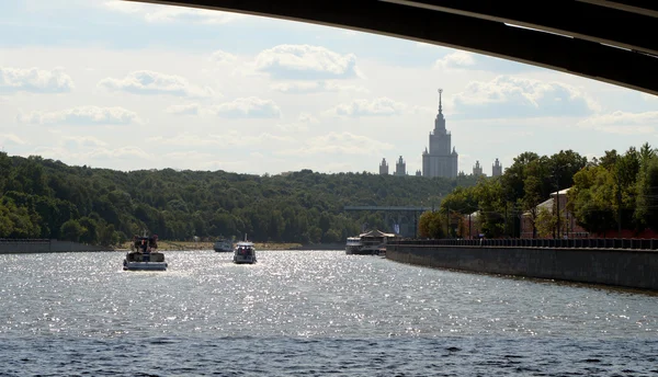 Moskova. Merkezi. Nehirden Moskova görüntülemek.