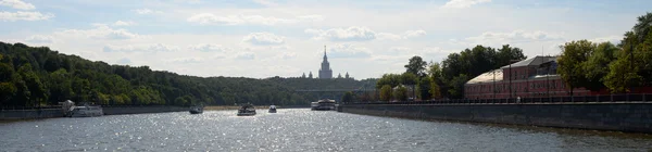 Moskva. Střed. Pohled od řeky Moskva. — Stock fotografie