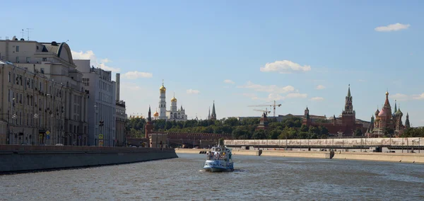 Moskou. Centrum. Uitzicht vanaf de rivier Moskou. — Stockfoto