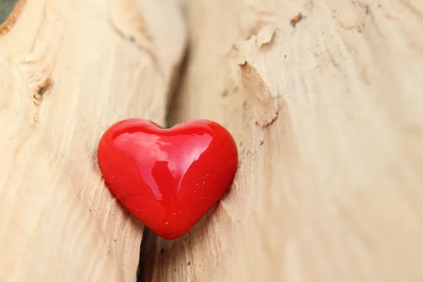 Hjärta och suddiga trä bakgrund — Stockfoto