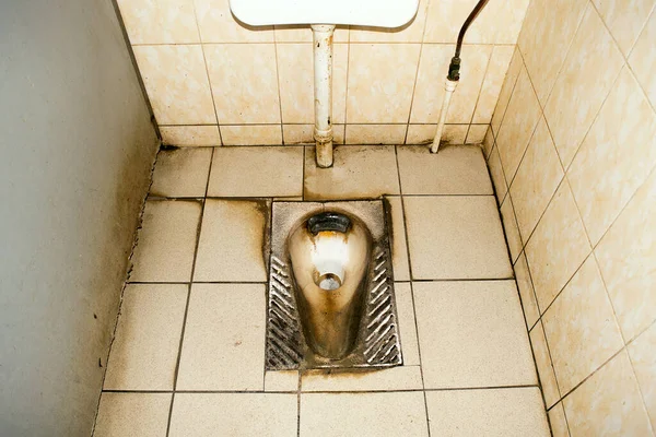 Umumi tuvaletin kabini. Döşeme kasesi.