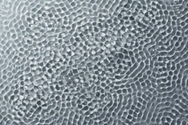 Normal su dokusu. Sudaki chladni formu..