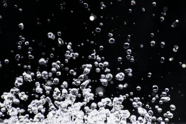 Yukarıya doğru uçarken donmuş su damlaları