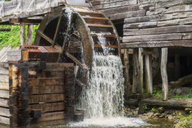 Eski su değirmeni, nehirdeki değirmen çarkı, sürdürülebilir enerji ve su kaynağı geleneksel makineler.