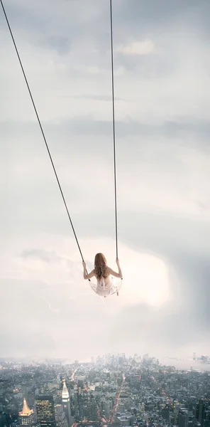 Şehrin üzerinde sallanan