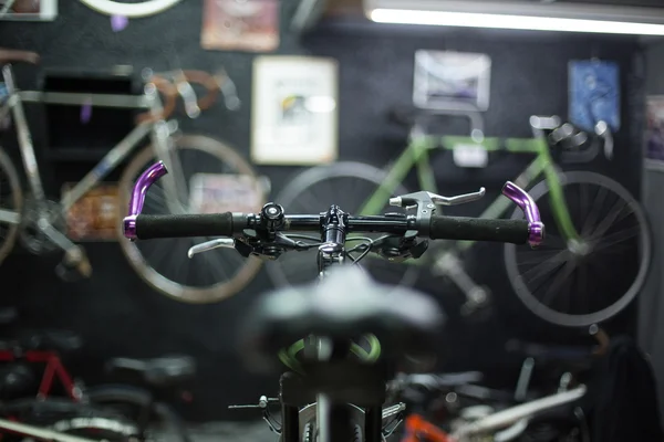 Man repairing a bike — Stock Photo, Image