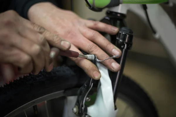 Man repairing a bike — Stock Photo, Image