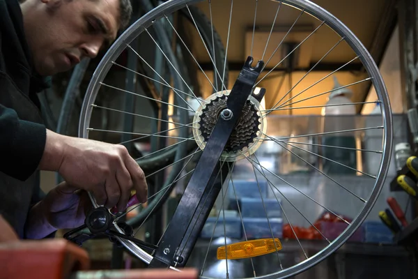Man repairing a bike — Stock Photo, Image