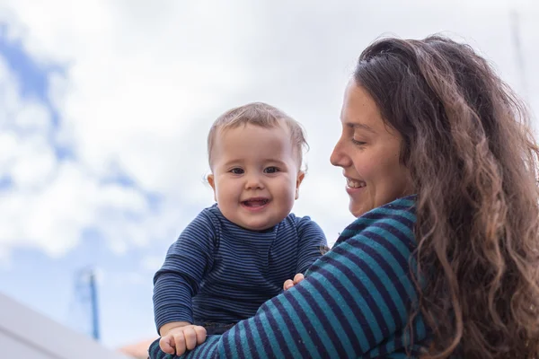 Feliz mamá y hija —  Fotos de Stock