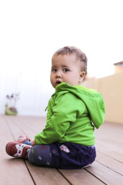 zeminde oynayan bebek