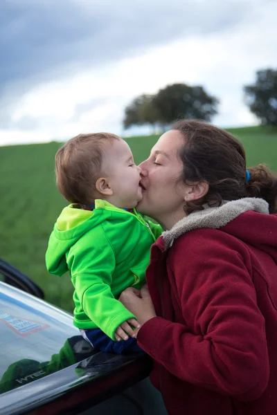 Mamma e bambino in auto — Foto Stock