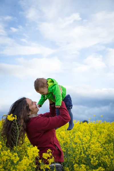 Mamma e bambino in natura — Foto Stock