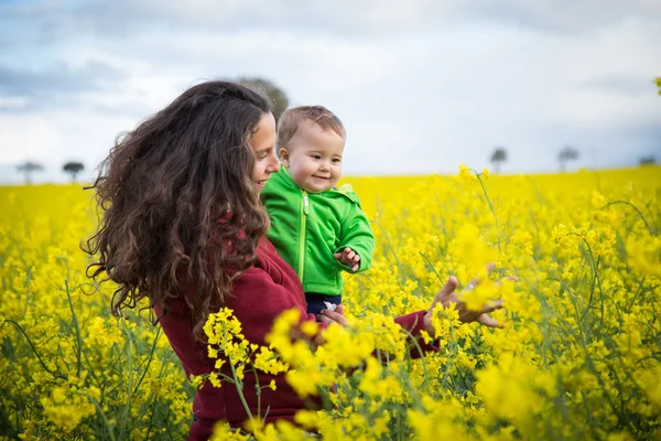 Mamma e bambino in natura — Foto Stock