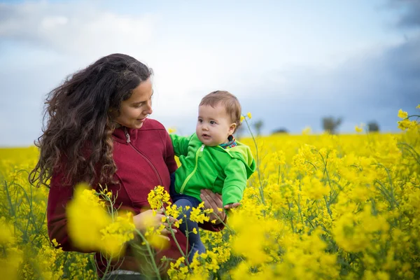 Mamma e bambino in natura — Foto Stock