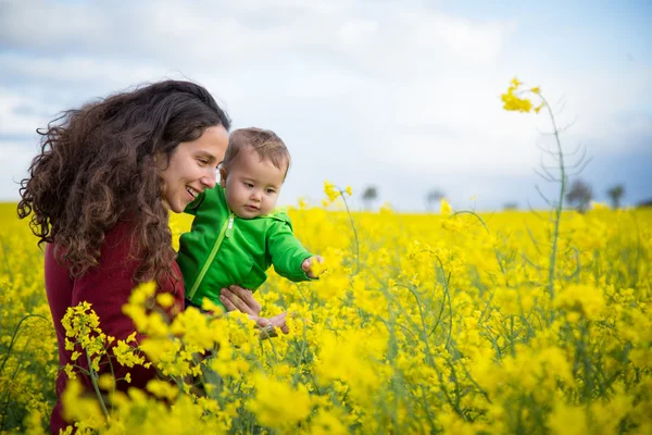 Mamma e bambino in natura — Foto Stock