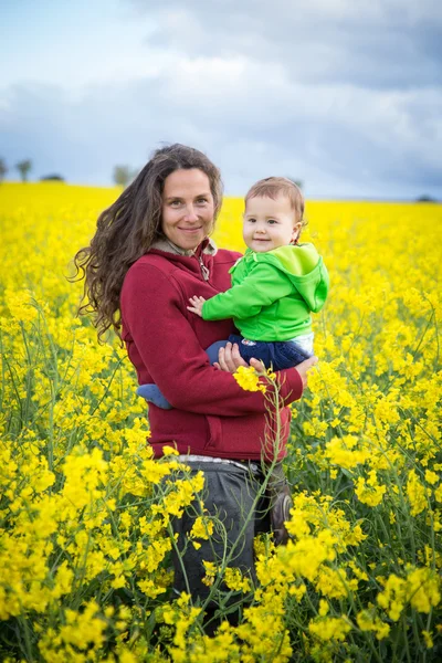 Mãe e bebê na natureza — Fotografia de Stock