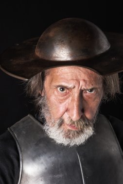 Yaşlı adam zırh ve kask sakallı