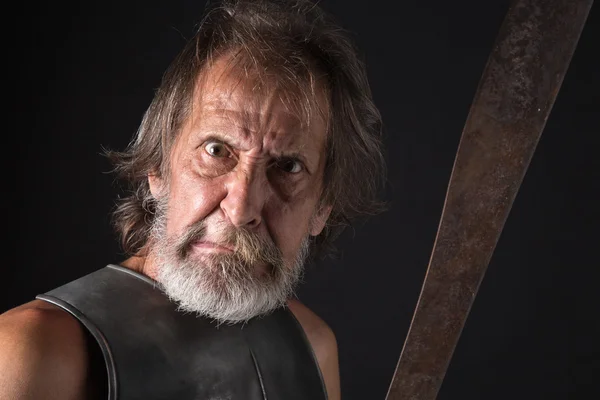 yaşlı sakallı savaşçı
